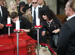 Ehefrau Nummer 4, Christina Lugner (r), bestimmte die Details der Trauerfeier mit. - &copy; Georg Hochmuth/APA/dpa