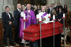 Dompfarrer Toni Faber segnet Lugners Sarg im Stephansdom. - &copy; Georg Hochmuth/APA/dpa