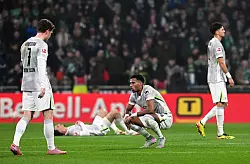 Von späten Gegentoren geschockt: Wolfsburg verliert auch in Bremen - auch den Trainer. - © Carmen Jaspersen/dpa