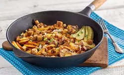Geräucherter Tofu passt gut für deftigere Gerichte, zum Beispiel in Würfeln mit etwas Sojasoße angebraten auf Bratkartoffeln als Bauernschmaus. - © smarticular Verlag/dpa-tmn