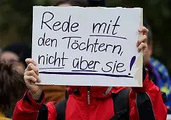 250 Demonstranten versammelten sich vor der Dresdner Staatskanzlei w&auml;hrend des Besuchs des Kanzlers in der s&auml;chsischen Hauptstadt. - &copy; Jan Woitas/dpa