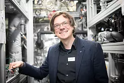 Das Forschungsteam um Matthias Metten vom Deutschen Zentrum f&uuml;r Luft- und Raumfahrt (DLR) wird die Plattform ab August vor Helgoland testen. - &copy; Sina Schuldt/dpa