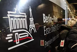 Brandenburger Tor und Eiffelturm - erstmals sind die beiden Hauptstädte nun mit einem ICE verbunden. - © Hannes P. Albert/dpa