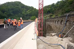Der Wiederaufbau der Bahnstrecke geht voran. - © Thomas Frey/dpa