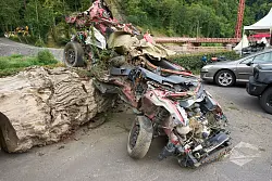Mahnmale gibt es im Ahrtal an vielen Stellen, hier erinnert ein Auto an die Flut. - © Thomas Frey/dpa