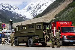 Die Armee steht für Aufräumarbeiten bereit. - © Jean-Christophe Bott/KEYSTONE/dpa