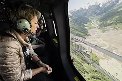 Die Schweizer Präsidentin verschaffte sich mit einem Hubschrauber einen Überblick über Lage. - © Jean-Christophe Bott/KEYSTONE/dpa