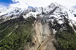 An der Abbruchstelle des Birchgletschers klafft eine Wunde im Berg. - © Jean-Christophe Bott/KEYSTONE/dpa