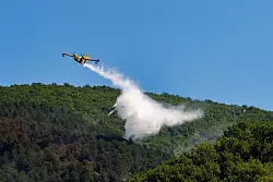 Die Brandbek&auml;mpfung aus der Luft ist gerade in unwegsamem Gel&auml;nde oft die einzige M&ouml;glichkeit, die Flammen direkt zu bek&auml;mpfen. - &copy; Gianluca Vannicelli/IPA via ZUMA Press/dpa