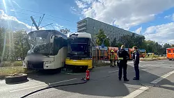 Ein Reisebus und eine Tram sto&szlig;en nahe dem Alexanderplatz zusammen, der Busfahrer wird schwer verletzt. - &copy; Torsten Holtz/dpa