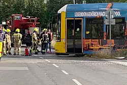 Rettungskr&auml;fte sind im Einsatz bei einem Verkehrsunfall mit einer Stra&szlig;enbahn und einem Reisebus. - &copy; Torsten Holtz/dpa
