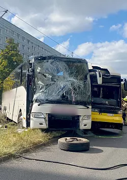 Der Fahrer eines Reisebusses wird bei einem Zusammensto&szlig; mit einer Tram nahe dem Alexanderplatz schwer verletzt. - &copy; Torsten Holtz/dpa
