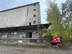 Auch leerstehende Gebäude werden abgesucht. - © Stefan Sauer/dpa