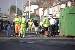 Anwohner und Einsatzkräfte räumen gemeinsam die Schäden der Nacht auf. - © James Speakman/PA Wire/dpa