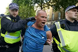 Es gibt Festnahmen. - © Jordan Pettitt/PA Wire/dpa