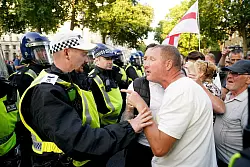 Auslöser für die Randale sind Falschnachrichten. - © Jordan Pettitt/PA Wire/dpa