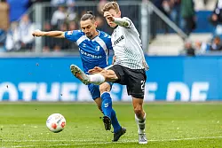 Baris Atik (l, 1. FC Magdeburg) k&auml;mpft gegen Jano ter Horst (Preu&szlig;en M&uuml;nster) um den Ball. - &copy; Andreas Gora/dpa