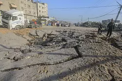 Bombenkrater in einer Stra&szlig;e in Chan Junis. - &copy; Mohammed Talatene/dpa