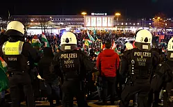 Auch Polizisten aus anderen St&auml;dten wurden nach Dortmund beordert, nachdem statt der angemeldeten 400 rund 4.000 Menschen an der Demo teilnahmen. - &copy; Alex Talash/dpa