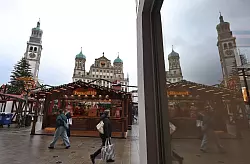 Der Christkindlesmarkt in Augsburg ist unter anderem mit Pollern gesichert. - © Karl-Josef Hildenbrand/dpa