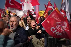 CHP-Anhänger demonstrieren in Istanbul gegen die Festnahme von Bürgermeister Imamoglu. - © Francisco Seco/AP/dpa