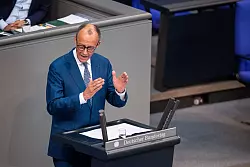 «Ich sehe im Augenblick nicht, dass wir an die Schuldenbremse heran müssen», sagt der CDU-Parteivorsitzende Friedrich Merz. - © Melissa Erichsen/dpa