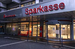 Die Sparkasse-Filiale bleibt nach dem Tresor-Coup vorerst geschlossen. - &copy; Oliver Berg/dpa