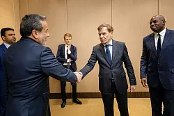 Der deutsche Außenminister Johann Wadephul begrüßt in Genf seinen iranischen Amtskollegen Abbas Araghtschi. - © Thomas Trutschel/Photothek Media Lab/dpa