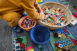 In den Kitas sind ausreichend viele und gut qualifiziert Fachkr&auml;fte von zentraler Bedeutung. (Archivbild) - &copy; Marijan Murat/dpa