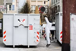 Ein Arbeiter wirft einen Stuhl in einen Container. - &copy; Christoph Soeder/dpa