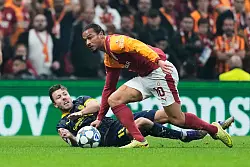 Seit dieser Saison f&uuml;r Galatasaray am Ball: Leroy San&eacute; (r). - &copy; Khalil Hamra/AP/dpa