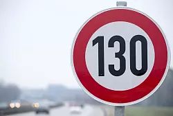 An der Autobahn A24 in der N&auml;he von Suckow steht eine Verkehrsschild mit der Geschwindigkeitsangabe von 130 Stundenkilometer. - &copy; Jens B&uuml;ttner/dpa-Zentralbild/dpa