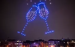 Drohnen zeichneten vergangenes Jahr unterschiedlichste Motive in den dunklen Himmel. (Archivbild) - &copy; Monika Skolimowska/dpa