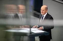 Bundeskanzler Olaf Scholz (SPD) spricht bei einer Regierungserkl&auml;rung zur Haushaltslage im Bundestag. - &copy; Michael Kappeler/dpa