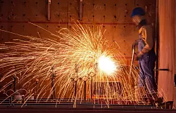 Ausgemusterte Schiffe können künftig in Emden abgewrackt und recycelt werden. (Symbolbild) - © Jens Büttner/dpa