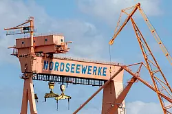 Auf dem Gelände der früheren Emder Nordseewerke sollen künftig Schiffe recycelt werden. (Archivbild) - © Hauke-Christian Dittrich/dpa