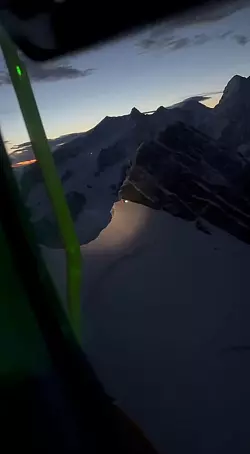 Mit einer Leuchte machten die beiden auf sich aufmerksam. - © -/Italienische Bergwacht/dpa