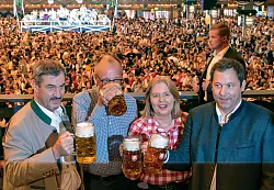 Wenige Tage vor der Veröffentlichung seines Wiesn-Hits «Sweet Caroline» lotste CSU-Chef Markus Söder (links) Kanzler Friedrich Merz (2.v.l.) und das SPD-Führungsduo Bärbel Bas und Lars Klingbeil auf das Oktoberfest. (Archivbild) - © Peter Kneffel/dpa