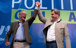 Kanzler Friedrich Merz (CDU, links) und CSU-Chef Markus Söder haben seit dem Regierungswechsel bei der Bundestagswahl im Frühjahr nur wenig Grund zu ausgelassenem Jubel. (Archivbild) - © Sven Hoppe/dpa