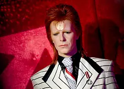 Nur aus Wachs - aber der &laquo;Mullet&raquo; sitzt: Die Figur von David Bowie/Ziggy Stadust bei Madame Tussauds in Berlin tr&auml;gt Vokuhila. - &copy; Britta Pedersen/dpa-Zentralbild/dpa