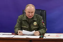 Kremlchef Putin zeigte sich demonstrativ in Uniform bei der Armee. (Archivbild) - &copy; Uncredited/Russian Presidential Press Office/dpa