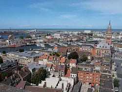 Blick vom Wahrzeichen der Stadt aus: Wer den Belfried, ein Backsteinturm aus dem Mittelalter, erklimmt, sieht D&uuml;nkirchen von oben. - &copy; Andreas Drouve/dpa-tmn