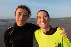 Lisa Fourrier (r) und ihre Freundin C&eacute;cile Garb&eacute; haben das Meerwasserwandern zum ersten Mal ausprobiert und sind: erfrischt bis begeistert. - &copy; Andreas Drouve/dpa-tmn