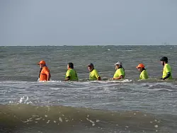 Hinter der Brandung unterwegs: Meerwasserwandern vor D&uuml;nkirchen. - &copy; Andreas Drouve/dpa-tmn