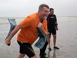 Hilfsmittel erlaubt: Meerwasserwandern kann man auch mit diesen Unterarmst&uuml;tzen, die wie Paddel eingesetzt werden. - &copy; Andreas Drouve/dpa-tmn