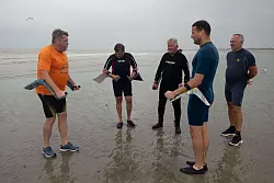 Einweisung mit Unterarmst&uuml;tzen: Gut vorbereitet geht es mit Thomas Wallyn (l) gleich ins Wasser. - &copy; Andreas Drouve/dpa-tmn