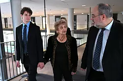Tochter und Enkel Aron Goodman begleiten die Zeitzeugin Tova Friedman auf ihrer Berlin-Reise. - &copy; Markus Lenhardt/dpa