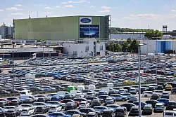 Das Angebot an neuen Ford-Fahrzeugen - hier auf einem Parkplatz auf dem Kölner Werksgelände - ist groß, die Nachfrage hält sich aber in Grenzen. - © Oliver Berg/dpa