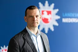 Frank Puschin, Leiter Ermittlungen Cybercrime beim Landeskriminalamt (LKA) Niedersachsen, berichtet &uuml;ber den Stand der Ermittlungen. - &copy; Michael Matthey/dpa