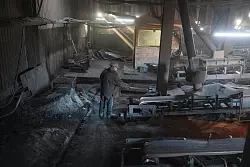 Die Ukraine hat große Vorräte an Titan, das für Flugzeuge und Rüstungsgüter gebraucht wird. (Archivbild) - © Efrem Lukatsky/AP/dpa